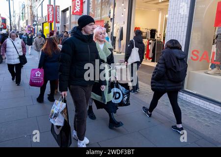 Les acheteurs et les visiteurs sur Oxford Street après la chute des chiffres de ventes de retial pour décembre le 15 janvier 2024 à Londres, Royaume-Uni. L’Office for National Statistics ONS a révélé que décembre a vu la plus forte baisse des chiffres des ventes au détail depuis la pandémie de coronavirus et que les gens ont fait leurs achats en novembre, profitant des ventes plus tôt. Banque D'Images