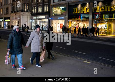 Les acheteurs et les visiteurs sur Oxford Street après la chute des chiffres de ventes de retial pour décembre le 17 janvier 2024 à Londres, Royaume-Uni. L’Office for National Statistics ONS a révélé que décembre a vu la plus forte baisse des chiffres des ventes au détail depuis la pandémie de coronavirus et que les gens ont fait leurs achats en novembre, profitant des ventes plus tôt. Banque D'Images