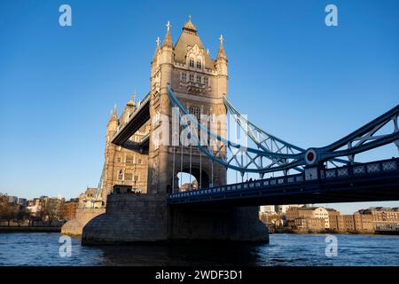 Vue de Tower Bridge en début de soirée le 16 janvier 2024 à Londres, Royaume-Uni. Tower Bridge est un pont suspendu et basculant à Londres classé Grade I, construit entre 1886 et 1894, conçu par Horace Jones et conçu par John Wolfe Barry avec l'aide de Henry Marc Brunel. Banque D'Images