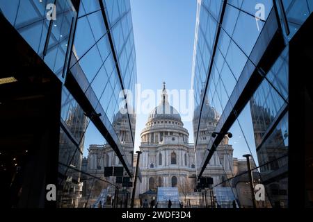 Cathédrale St Paul vue du centre commercial One New change dans la City de Londres le 18 janvier 2024 à Londres, Royaume-Uni. St Pauls Cathedral est une cathédrale anglicane de Londres. En tant que siège de l'évêque de Londres, la cathédrale sert d'église mère du diocèse de Londres. Il se trouve sur Ludgate Hill au point culminant de la City de Londres et est un bâtiment classé Grade I. Banque D'Images