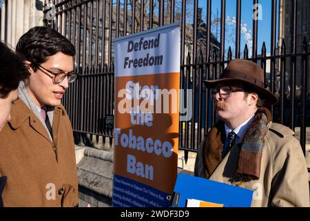 Manifestation devant le Parlement appelant à un arrêt de l'interdiction du tabac et à la défense des libertés publiques, citant que d'autres restrictions aux libertés pourraient venir ensuite si le projet de loi est adopté le 16 janvier 2024 à Londres, au Royaume-Uni. Banque D'Images