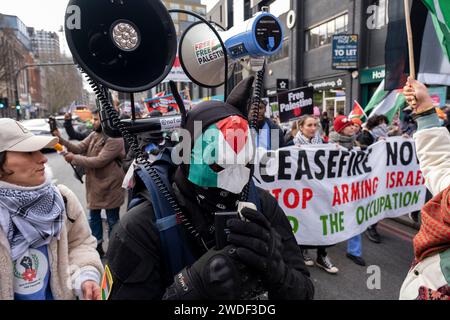 Des centaines de manifestants se sont rassemblés à Whitechapel pour une Journée d’action palestinienne pour appeler à la paix et au cessez-le-feu à Gaza et à la liberté pour la Palestine le 20 janvier 2024 à East London, Royaume-Uni. De grandes manifestations dans la capitale n'ont pas eu lieu ce week-end, mais de plus petites manifestations ont eu lieu, ajoutant plusieurs milliers de personnes dans toute la ville et le pays pour appeler à la fin du conflit Hamas-Israël. Banque D'Images