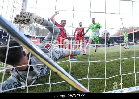 20 janvier 2024, Bade-Württemberg, Heidenheim : football : Bundesliga, 1. FC Heidenheim - VfL Wolfsburg, Journée 18, Voith-Arena. Koen Casteels, gardien de Wolfsburg, Tim Kleindienst de Heidenheim de Jan Schoeppner Heidenheim et Maximilian Arnold de Wolfsburg, sont refusés après preuve vidéo. Photo : Harry Langer/dpa - REMARQUE IMPORTANTE : conformément aux règlements de la Ligue allemande de football DFL et de la Fédération allemande de football DFB, il est interdit d'utiliser ou d'avoir utilisé des photographies prises dans le stade et/ou du match sous la forme d'images séquentielles et/ou de vidéo-like ph Banque D'Images