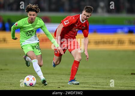 Heidenheim, Allemagne. 20 janvier 2024. Football : Bundesliga, 1. FC Heidenheim - VfL Wolfsburg, Journée 18, Voith-Arena. Kevin Paredes de Wolfsburg (à gauche) en action contre Jan Schoeppner de Heidenheim (à droite). Crédit : Harry Langer/dpa - REMARQUE IMPORTANTE : conformément aux règlements de la Ligue allemande de football DFL et de la Fédération allemande de football DFB, il est interdit d'utiliser ou de faire utiliser des photographies prises dans le stade et/ou du match sous forme d'images séquentielles et/ou de séries de photos de type vidéo./dpa/Alamy Live News Banque D'Images