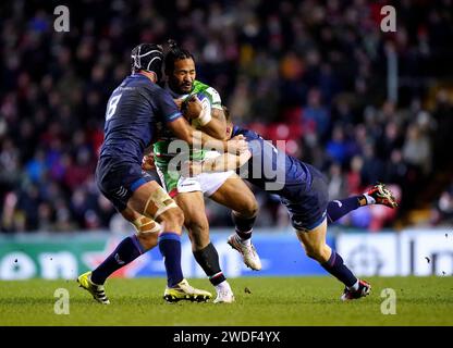 Solomone Kata des Leicester Tigers (au centre) est affronté par Caelan Doris (à gauche) et Garry Ringrose du Leinster Rugby lors du match de la coupe des Champions Investec au Mattioli Woods Welford Road Stadium, Leicester. Date de la photo : samedi 20 janvier 2024. Banque D'Images