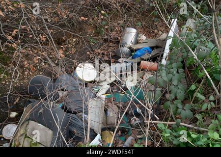 Wexham, Royaume-Uni. 20 janvier 2024. Des quantités choquantes de basculement de mouche dans un endroit rural à Wexham, dans le Buckinghamshire du Sud. Depuis le mois dernier, le préavis de pénalité fixe maximum pour les pourboires en vol à South Bucks est passé de 400 £ à 1 000 £. Les ménages ont le devoir de vérifier que les transporteurs de déchets ont une licence pour collecter et éliminer correctement les déchets. Par conséquent, si les déchets ménagers sont ensuite déversés à la mouche et que le délinquant est capturé, le ménage peut être passible d'une amende tout comme l'auteur. Crédit : Maureen McLean/Alamy Live News Banque D'Images