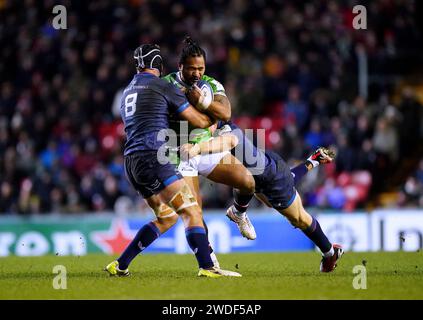 Solomone Kata des Leicester Tigers (au centre) est affronté par Caelan Doris (à gauche) et Garry Ringrose du Leinster Rugby lors du match de la coupe des Champions Investec au Mattioli Woods Welford Road Stadium, Leicester. Date de la photo : samedi 20 janvier 2024. Banque D'Images