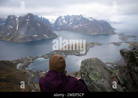 Reine, Lofoten, Norvège. Vue Arieal du petit village de pêcheurs connu de la pêche commerciale et de la morue séchée à l'air séché Banque D'Images