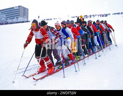 17 Mann auf einem Paar ski BEI der Abfahrt zum Skifasching im Kurort Oberwiesenthal am Fichtelberg im Erzgebirge ski-Fasching *** 17 hommes sur une paire de skis en descente vers le carnaval de ski dans la ville thermale d'Oberwiesenthal sur le Fichtelberg dans les montagnes du minerai Carnaval de ski Banque D'Images