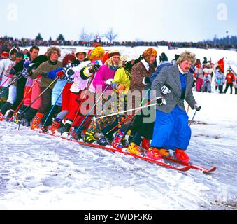 17 Mann auf einem Paar ski BEI der Abfahrt zum Skifasching im Kurort Oberwiesenthal am Fichtelberg im Erzgebirge ski-Fasching *** 17 hommes sur une paire de skis en descente vers le carnaval de ski dans la ville thermale d'Oberwiesenthal sur le Fichtelberg dans les montagnes du minerai Carnaval de ski Banque D'Images