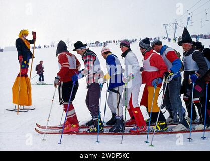 17 Mann auf einem Paar ski BEI der Abfahrt zum Skifasching im Kurort Oberwiesenthal am Fichtelberg im Erzgebirge ski-Fasching *** 17 hommes sur une paire de skis en descente vers le carnaval de ski dans la ville thermale d'Oberwiesenthal sur le Fichtelberg dans les montagnes du minerai Carnaval de ski Banque D'Images