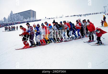 17 Mann auf einem Paar ski BEI der Abfahrt zum Skifasching im Kurort Oberwiesenthal am Fichtelberg im Erzgebirge ski-Fasching *** 17 hommes sur une paire de skis en descente vers le carnaval de ski dans la ville thermale d'Oberwiesenthal sur le Fichtelberg dans les montagnes du minerai Carnaval de ski Banque D'Images