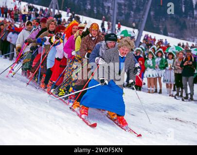 17 Mann auf einem Paar ski BEI der Abfahrt zum Skifasching im Kurort Oberwiesenthal am Fichtelberg im Erzgebirge ski-Fasching *** 17 hommes sur une paire de skis en descente vers le carnaval de ski dans la ville thermale d'Oberwiesenthal sur le Fichtelberg dans les montagnes du minerai Carnaval de ski Banque D'Images