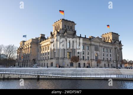 DAS Reichstagsgebaeude, Sitz des Bundestages am Spreebogen à Berlin. 20.01.2024, Berlin, Reichstagsgebaeude mit Staatsflaggen und Flagge der Europaeischen Union., Berlin Berlin Deutschland, DEU Reichstag *** le bâtiment Reichstag, siège du Bundestag au Spreebogen à Berlin 20 01 2024, Berlin, bâtiment Reichstag avec drapeaux d'État et drapeau de l'Union européenne , Berlin Berlin Allemagne, DEU Reichstag Banque D'Images