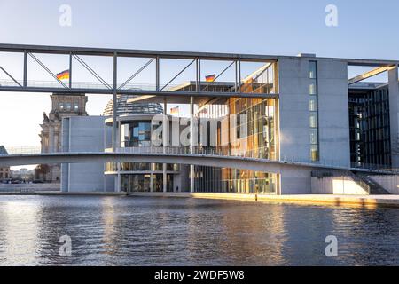 DAS Paul-Loebe-Haus verbindet die durch die Mauer getrennten Teile der Hauptstadt über die Spree hinweg. 20.01.2024, Berlin, Paul-Loebe-Haus und das Reichstagsgebaeude mit Flaggen in Berlin., Berlin Berlin Deutschland, DEU Paul-Loebe-Haus *** la Paul Loebe Haus relie les parties de la capitale séparées par le mur à travers la Spree 20 01 2024, Berlin, Paul Loebe Haus et le Reichstag Building avec drapeaux à Berlin , Berlin Berlin Allemagne, DEU Paul Loebe Haus Banque D'Images