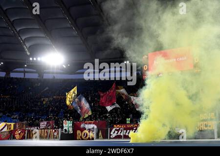 Rome, Italie. 20 janvier 2024. COMME les supporters roms se réjouissent lors du match de football Serie A entre L'AS Roma et Hellas Verona au stade Olimpico de Rome (Italie), le 20 janvier 2024. Crédit : Insidefoto di andrea staccioli/Alamy Live News Banque D'Images