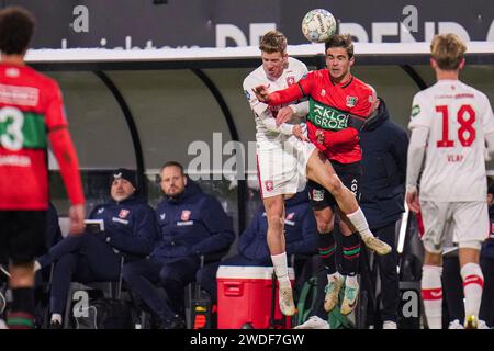 Nijmegen, pays-Bas. 20 janvier 2024. NIJMEGEN, PAYS-BAS - 20 JANVIER : Gijs Smal du FC Twente dirige le ballon Bart van Rooij de NEC lors du match d'Eredivisie entre NEC et FC Twente au Goffertstadion le 20 janvier 2024 à Nijmegen, pays-Bas. (Photo de Rene Nijhuis/Orange Pictures) crédit : dpa/Alamy Live News Banque D'Images