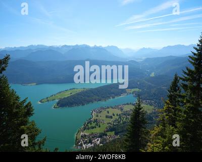 Vue sur les eaux turquoises du lac Walchensee avec la péninsule de Zwergern. Urfeld, Bavière, Allemagne Banque D'Images