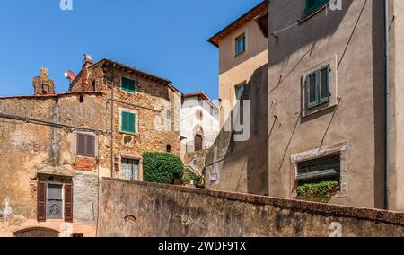 Vue panoramique dans le village de Castagneto Carducci, dans la province de Livourne, Toscane, Italie. Banque D'Images