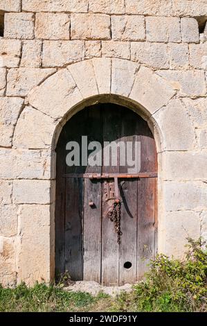 Entrée principale, porte, église Sant Miquel de la Torre, Vall del bac, Garrotxa, Catalogne, Espagne Banque D'Images