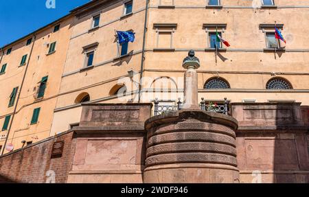 Vue panoramique dans le village de Castagneto Carducci, dans la province de Livourne, Toscane, Italie. Banque D'Images