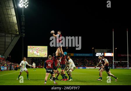 Peter O'Mahony, de Munster, remporte une ligne de sortie lors du match de la coupe des Champions Investec à Thomond Park, Limerick. Date de la photo : samedi 20 janvier 2024. Banque D'Images