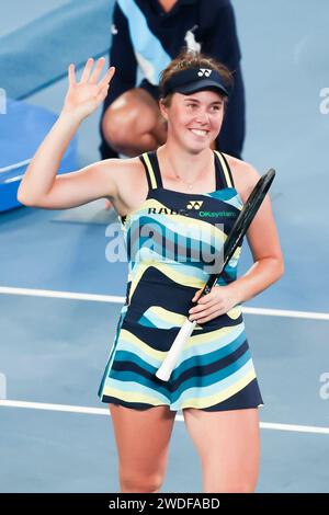 Melbourne, Australie. 20 janvier 2024. LINDA NOSKOVA, de la République tchèque, fait un retour lors du match de troisième tour en simple féminin entre IgA Swiatek, de Pologne. Noskova s'est battu pour gagner 3-6 6-3 6-4 à Rod laver Arena. (Image de crédit : © Chris Putnam/ZUMA Press Wire) USAGE ÉDITORIAL SEULEMENT! Non destiné à UN USAGE commercial ! Banque D'Images