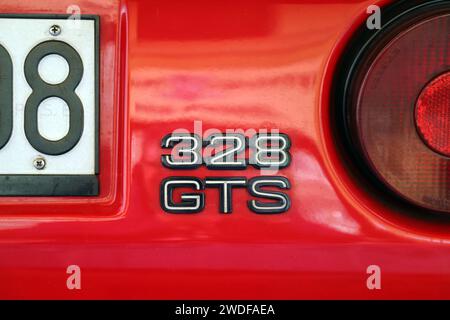 Maranello, Modène, Italie, décembre 2023 - logo Ferrari 328 GTS à l'arrière de la voiture Banque D'Images