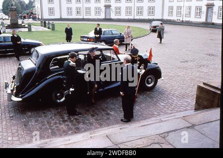 Fredensborg/Danemark./28 octobre 1991/. M.H. la Reine Margrethe II de Denamrk arrive au Palais de Fredensborg dans le nord sjaeland résidence d'été royale danoise à Fredensborg. Photo..Francis Joseph Dean/Dean Pictures Banque D'Images