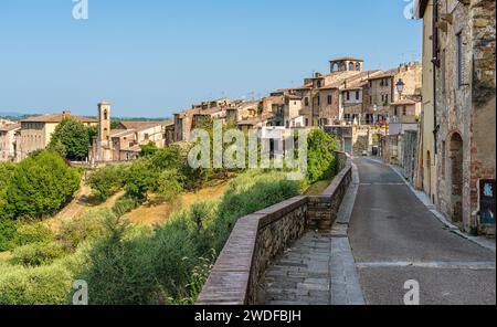 Le village pittoresque de Colle Val d'Elsa sur une journée ensoleillée d'été. Province of Siena, Toscane, Italie Banque D'Images