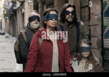 Bird Box : Barcelona (2023) réalisé par David Pastor et Àlex Pastor et mettant en vedette Gonzalo de Castro, Naila Schuberth, Mario Casas, et Georgina Campbell . Après qu'une entité d'origine mystérieuse anéantit la population mondiale, provoquant ceux qui l'observent à prendre la vie, Sebastián et sa fille commencent leur propre grande aventure de survie à Barcelone. Photographie publicitaire ***USAGE ÉDITORIAL SEULEMENT***. Crédit : BFA / Andrea Resmini / Netflix Banque D'Images