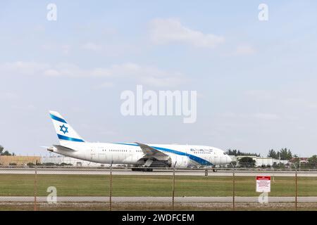 Un jet El-Al part de l'aéroport international de Miami le 17 janvier 2024 Banque D'Images