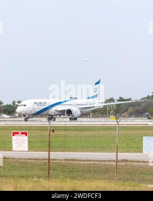 Un jet El-Al part de l'aéroport international de Miami le 17 janvier 2024 Banque D'Images