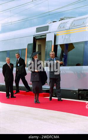 Peberholm/SUÈDE/DANEMARK. 01 juillet 2000   S.M. la Reine Margrethe II et son mari le prince Henrik sont venus du côté danois et rencontrent à Peberholm île artificielle dans le détroit oressudent avec S.M. le Roi Carl Gustaf et la Reine Sylvia de Suède à l'ouverture officielle du pont de ligne Oresudnet entre le Danemark et la Suède et son coût ..2 milliards de dkr. Banque D'Images