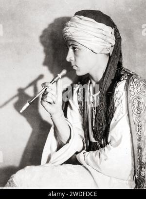 Rudolph Valentino dans le Sheik - fumer et avec turban, 1921 Banque D'Images