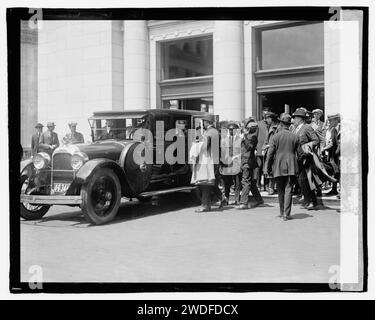 Rudolph Valentino, foule et voiture de collection, 1923 Banque D'Images