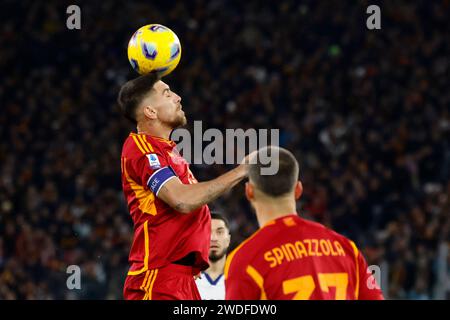 Rome, Italie. 20 janvier 2024. Lorenzo Pellegrini, de L'AS Roma, dirige le ballon lors du match de championnat italien de Serie A entre Roma et Hellas Vérone au Stade Olympique de Rome, Italie, le 20 janvier 2024. Crédit : Riccardo de Luca - Update Images/Alamy Live News Banque D'Images