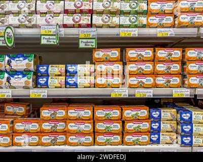 Italie - 17 janvier 2024 : aliments homogénéisés pour bébés de différentes saveurs dans des emballages de différentes marques, Plasmon et Mellin, présentés sur des étagères à vendre Banque D'Images