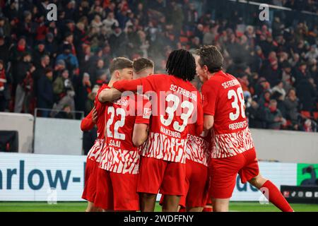 Freiburg, Deutschland. 20 janvier 2024. Die Freiburger Spieler bejubeln den 3:2 Siegtreffer von Roland Sallai (SC Freiburg) beim Spiel der 1. FBL : 23-24, 18 Sptg. SC Freiburg - TSG 1899 Hoffenheim DFL RÈGLEMENTATIONS INTERDISENT TOUTE UTILISATION DE PHOTOGRAPHIES COMME SÉQUENCES D'IMAGES ET/OU QUASI-VIDEONann Credit : dpa/Alamy Live News Banque D'Images