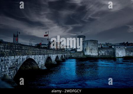 Pont Thomond jusqu'au château du roi Jean sur la rivière Shannon, Limerick Banque D'Images