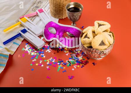 C'est la fête juive du souvenir associée aux masques de carnaval Pourim, aux biscuits hamantaschen, à d'autres symboles Banque D'Images