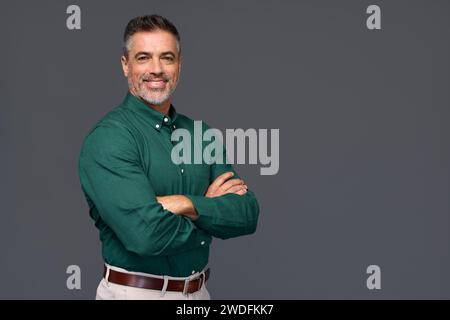 Portrait d'élégant homme d'affaires âgé isolé sur fond gris. Banque D'Images