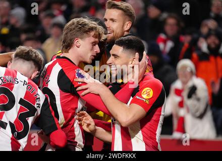 Neal Maupay (à droite) de Brentford célèbre avoir marqué le troisième but de leur équipe lors du match de Premier League au Gtech Community Stadium, à Londres. Date de la photo : samedi 20 janvier 2024. Banque D'Images