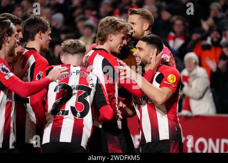 Neal Maupay (à droite) de Brentford célèbre avoir marqué le troisième but de leur équipe lors du match de Premier League au Gtech Community Stadium, à Londres. Date de la photo : samedi 20 janvier 2024. Banque D'Images