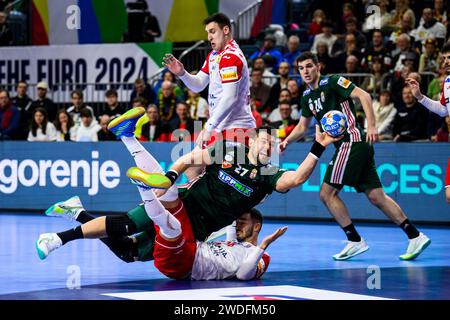 Cologne, Allemagne. 20 janvier 2024. Handball : Championnat d'Europe, Hongrie - Croatie, main Round, Groupe 1, Journée 2, Lanxess Arena. Le Hongrois Bence Banhidi en action contre le Croate Zvonimir Srna (ci-dessous). Crédit : Tom Weller/dpa/Alamy Live News Banque D'Images