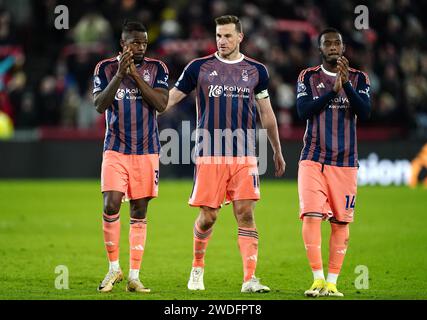 Nuno Tavares de Nottingham Forest (à gauche), Chris Wood et Callum Hudson-Odoi applaudissent les supporters après la défaite dans le match de Premier League au Gtech Community Stadium, à Londres. Date de la photo : samedi 20 janvier 2024. Banque D'Images