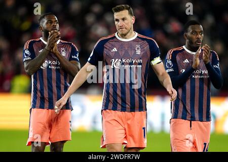 Nuno Tavares de Nottingham Forest (à gauche), Chris Wood et Callum Hudson-Odoi applaudissent les supporters après la défaite dans le match de Premier League au Gtech Community Stadium, à Londres. Date de la photo : samedi 20 janvier 2024. Banque D'Images