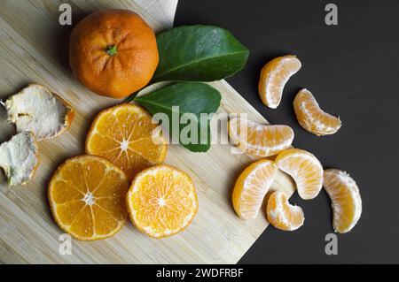 Mandarine vibrante sur fond noir photographie de nourriture Banque D'Images