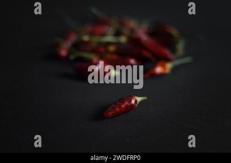 Photographie culinaire de pigment rouge Italia sur fond noir composition créative Banque D'Images