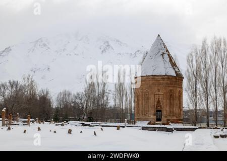 Cimetière de Seljuk et tombe Halime Hatun à Van Gevas Banque D'Images